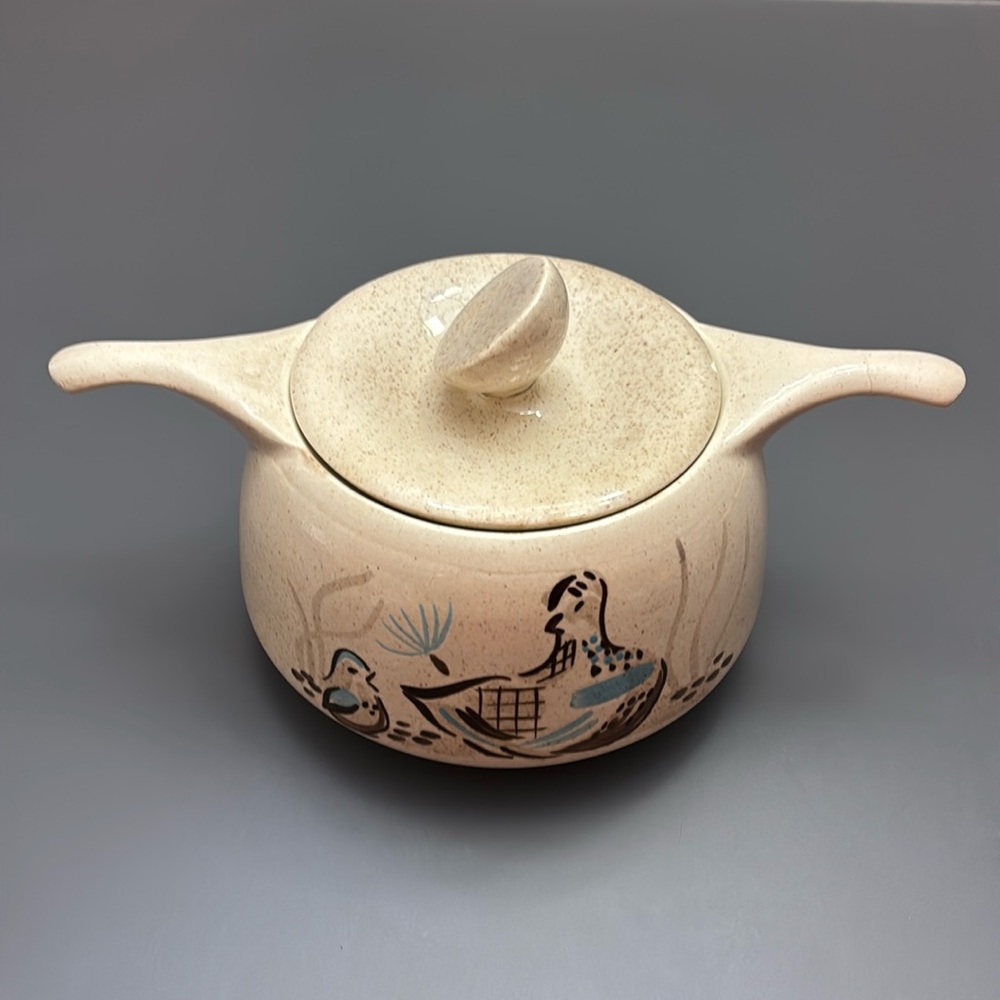 Red Wing Pottery USA Bob White Quail Covered 2 Qt. Casserole Serving Dish -FLAWS